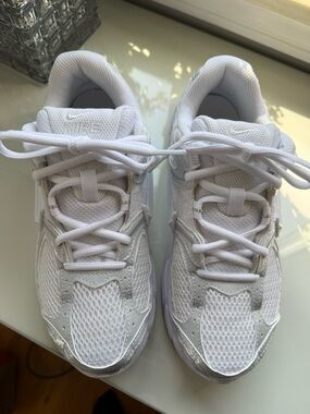 Women’s Nike White V5 RNR